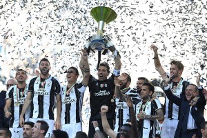 Gianluigi Buffon lifts the 2017 Serie A trophy